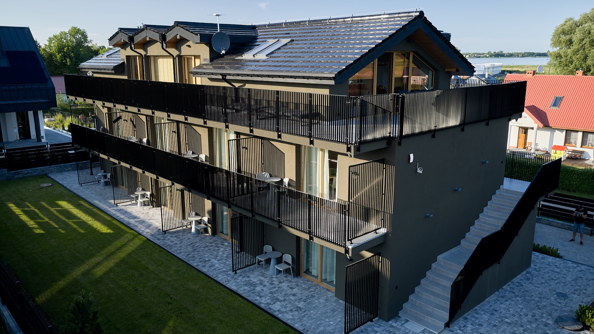 Apartamentowiec z basenem - zdjęcia z drona