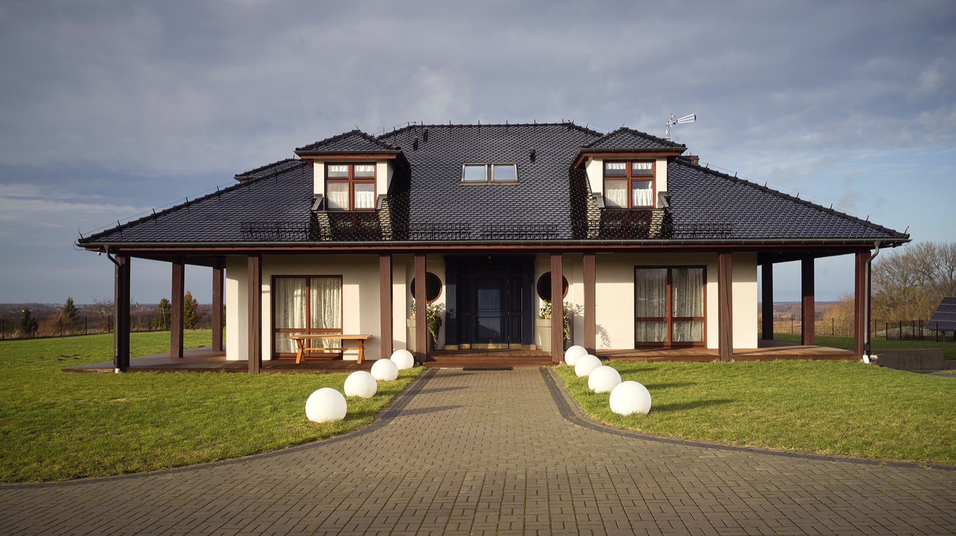 Dom jednorodzinny z ogrodem - fotografia nieruchomości