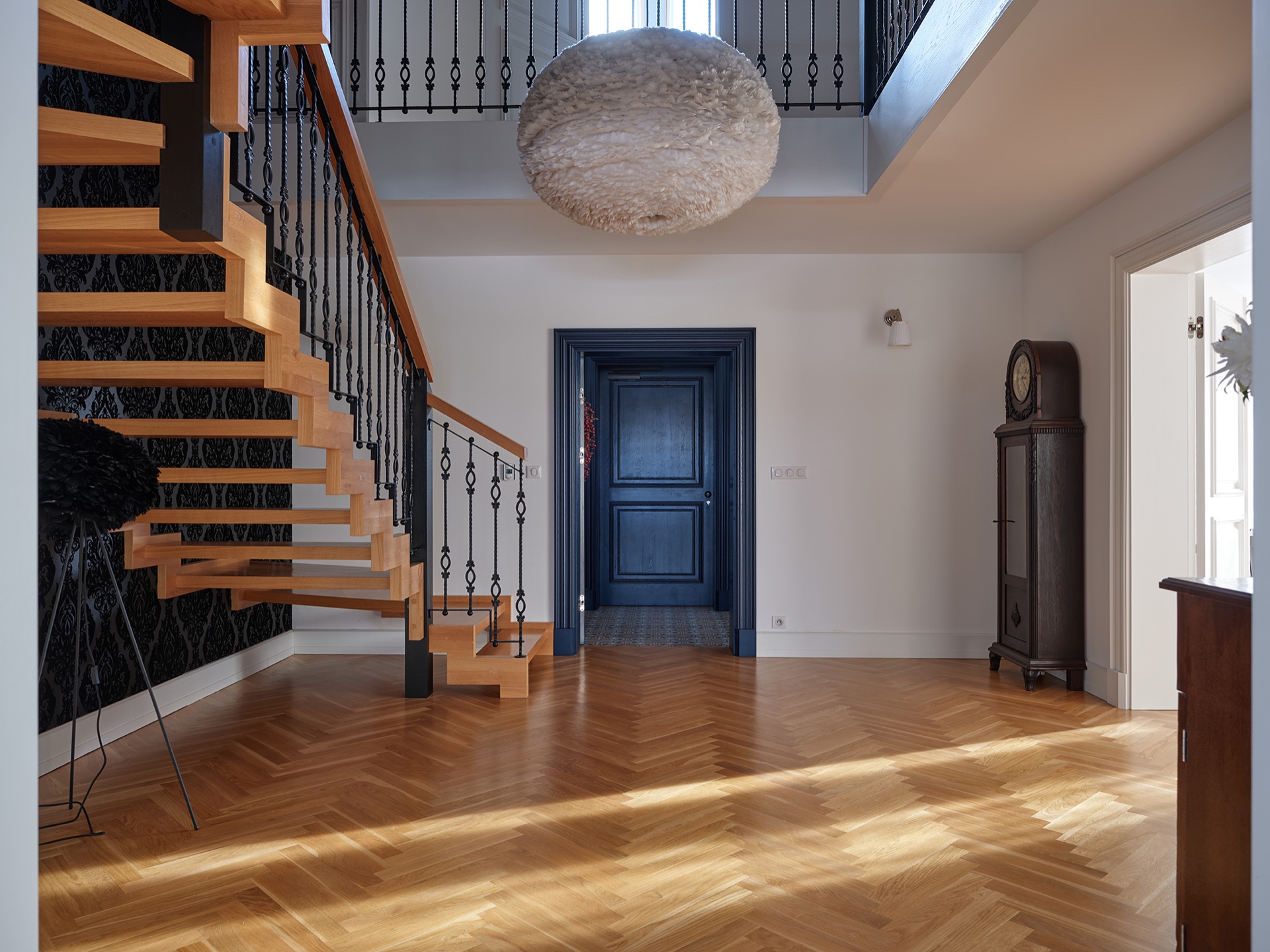 Elegancki hol ze schodami